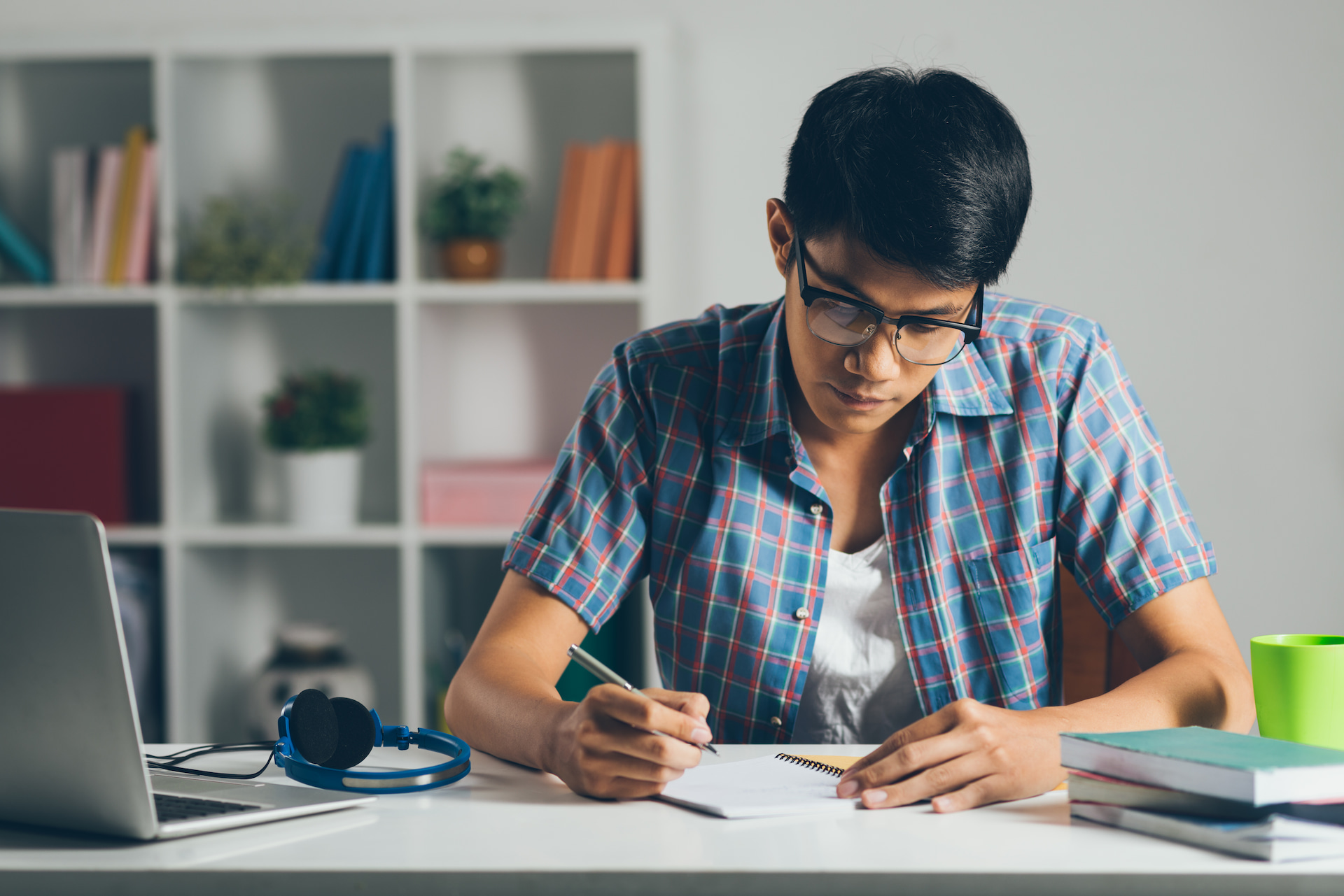 Academic Writing Task 2 - Agree & Disagree Essays: Arts vs Science