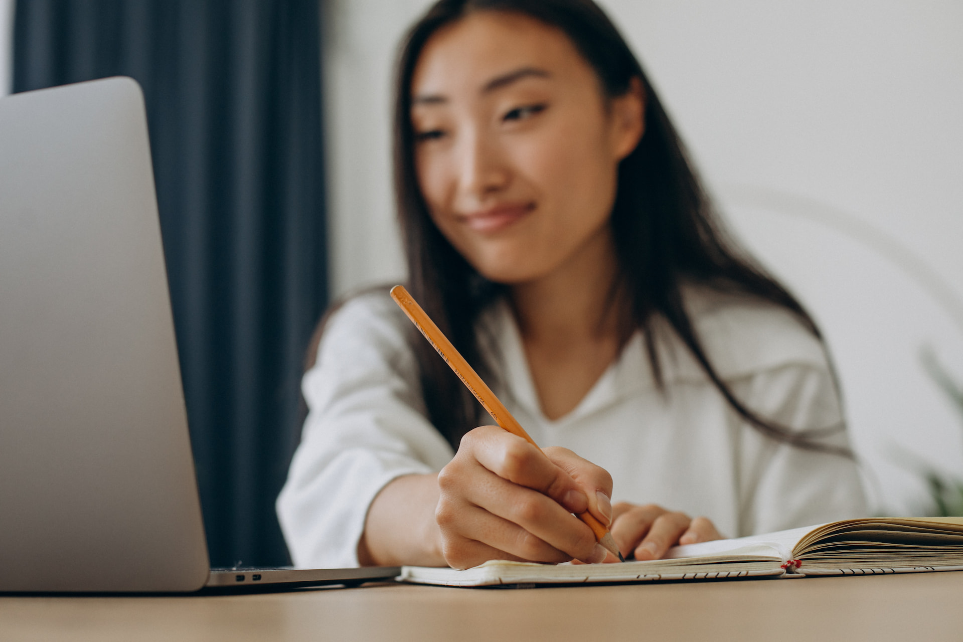 Academic Writing Task 2 - Agree & Disagree Essays: Arts vs Science
